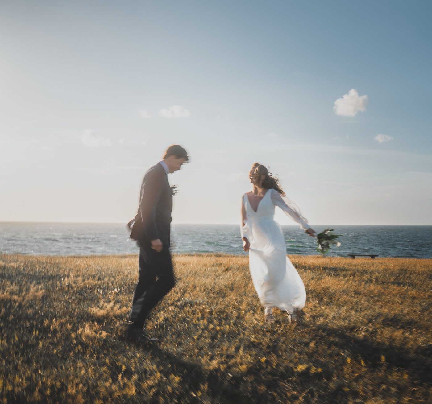 Brudepar ved havet